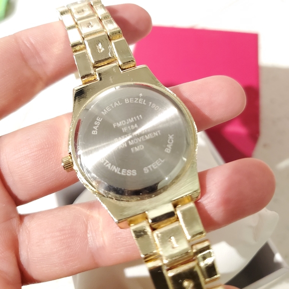 ✨ Geneva Gold-Tone Crystal Round Watch – New in Box ✨